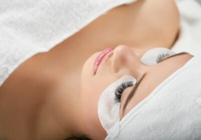 sideview-young-woman-lying-lashes-enlarging-5